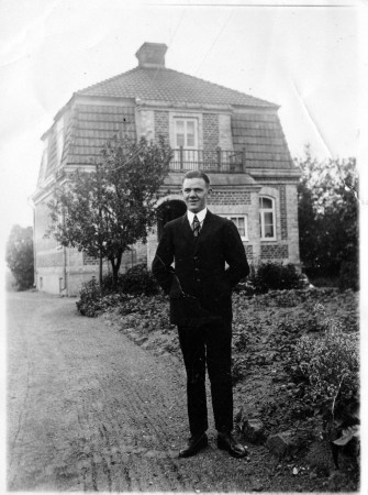 Pappa utanför sitt föräldrahem